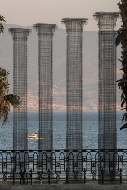 Opera installation of wire mesh columns in Reggio Calabria by Edoardo Tresoldi