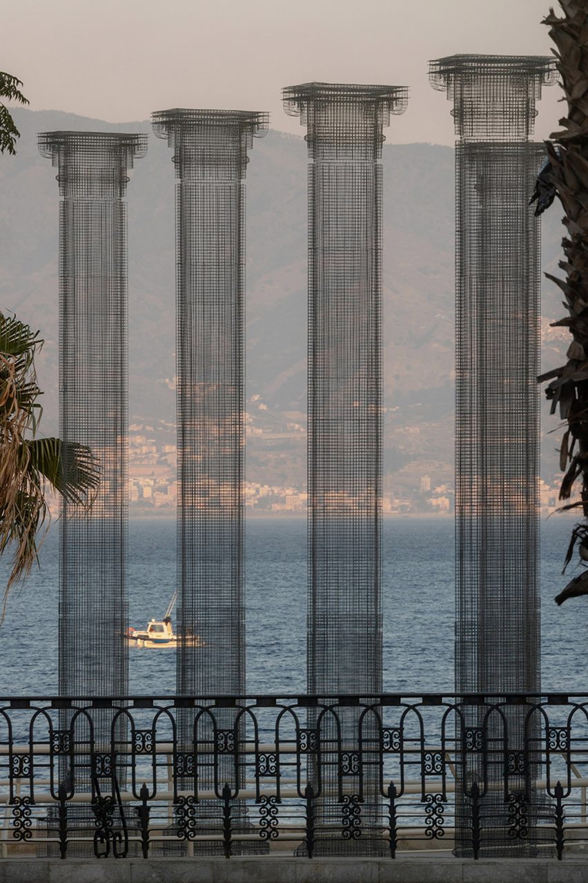 Opera installation of wire mesh columns in Reggio Calabria by Edoardo Tresoldi 