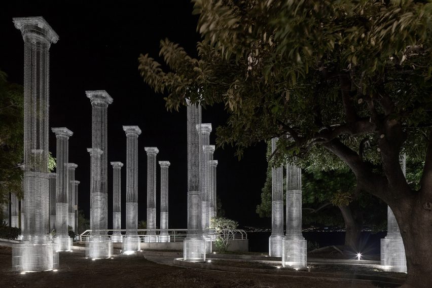 Opera installation of wire mesh columns in Reggio Calabria by Edoardo Tresoldi 