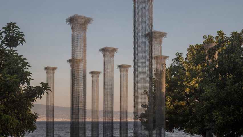 Opera installation of wire mesh columns in Reggio Calabria by Edoardo Tresoldi 