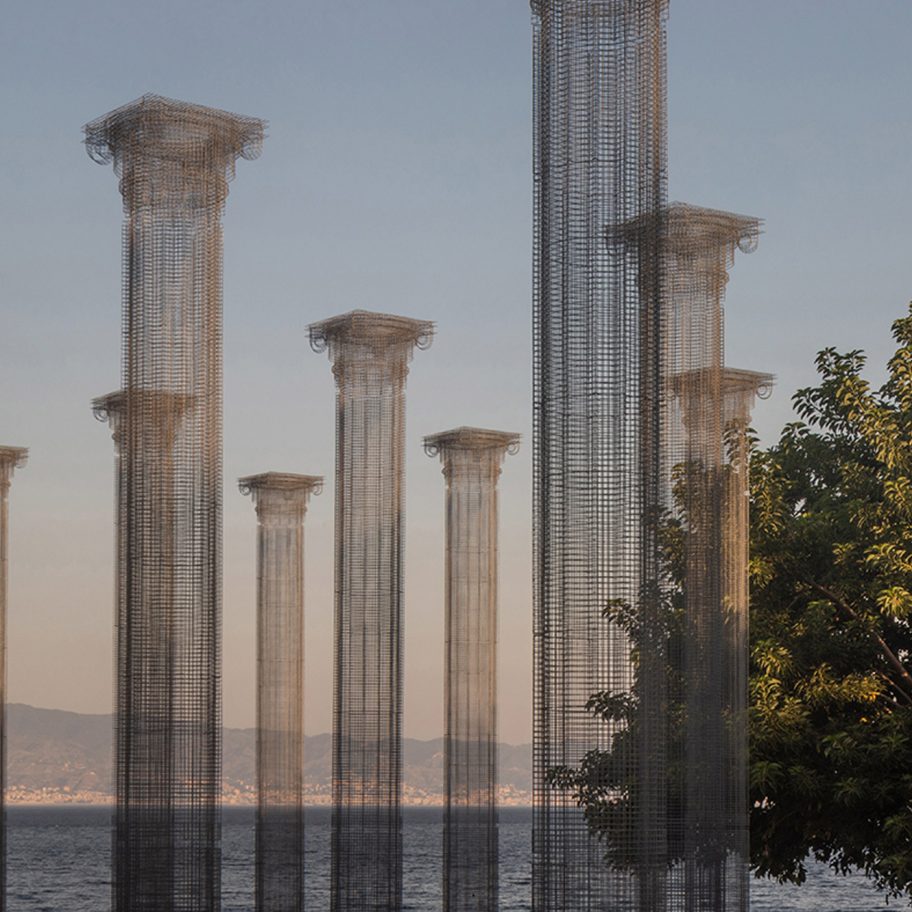 Opera installation of wire mesh columns in Reggio Calabria by Edoardo Tresoldi 