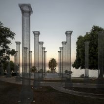 Opera installation of wire mesh columns in Reggio Calabria by Edoardo Tresoldi 