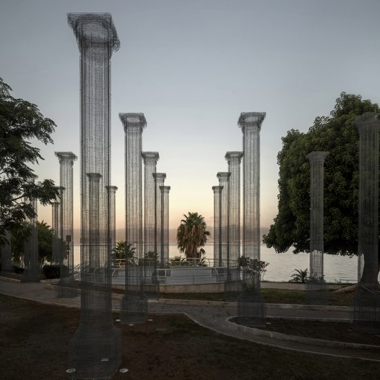 Opera installation of wire mesh columns in Reggio Calabria by Edoardo Tresoldi 