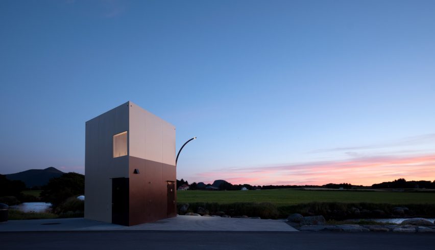 Farstadsanden beach toilet by Rever & Drage