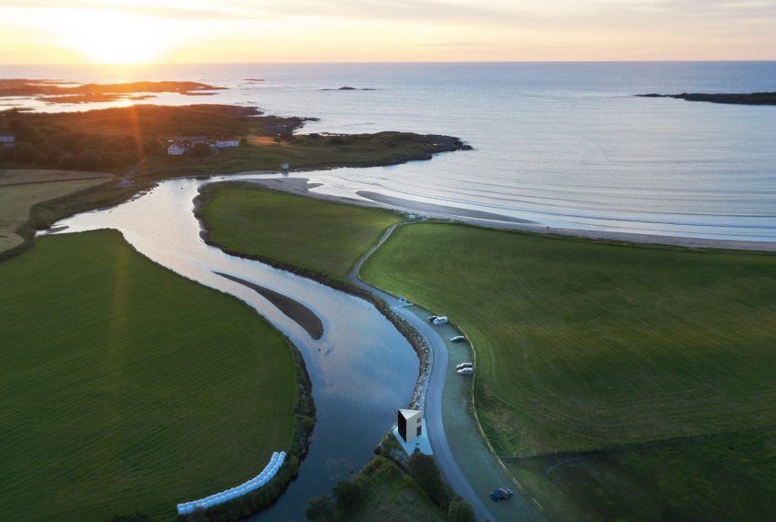Farstadsanden beach toilet by Rever & Drage