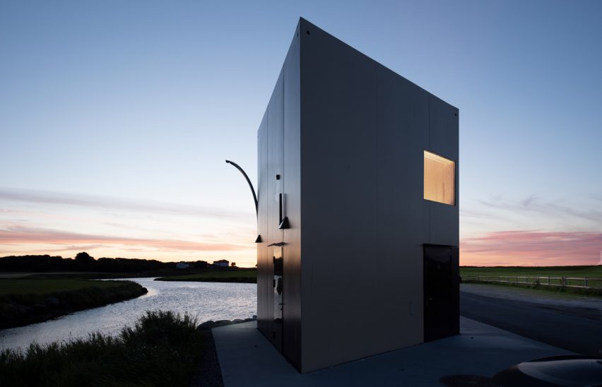 Farstadsanden beach toilet by Rever & Drage