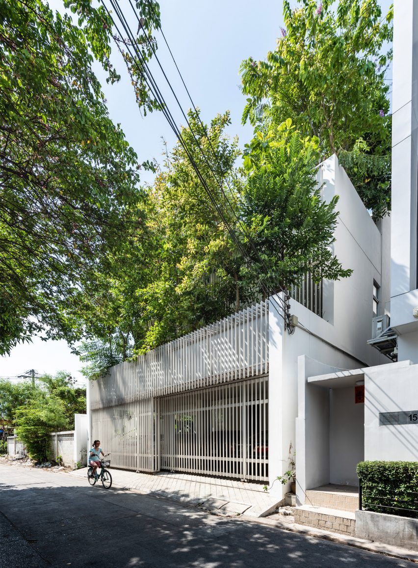 Louvres on the facade of the Forest House by Shma Company