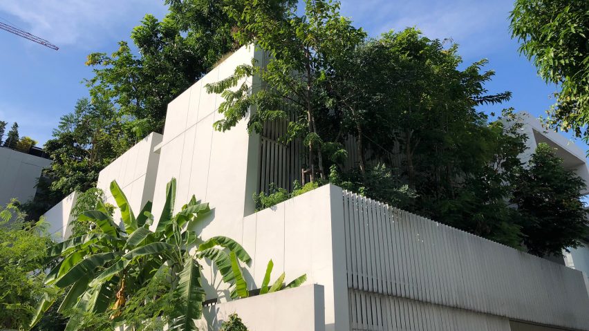 Louvres on the facade of the Forest House by Shma Company