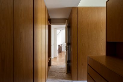 Dressing room in House in Barrio Parque by Torrado Arquitectos