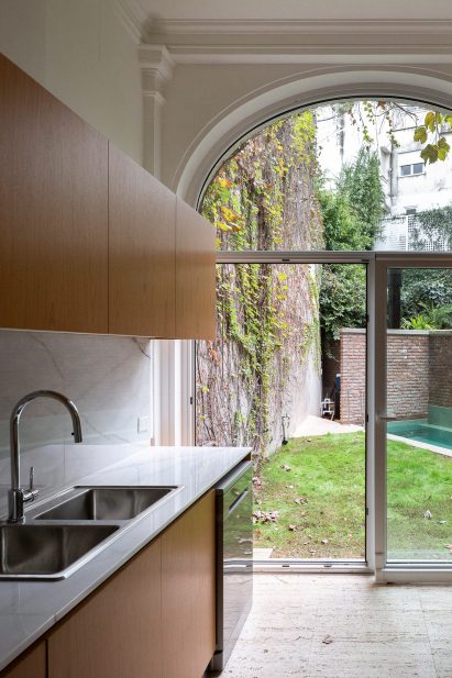 Garden view from kitchen in House in Barrio Parque by Torrado Arquitectos