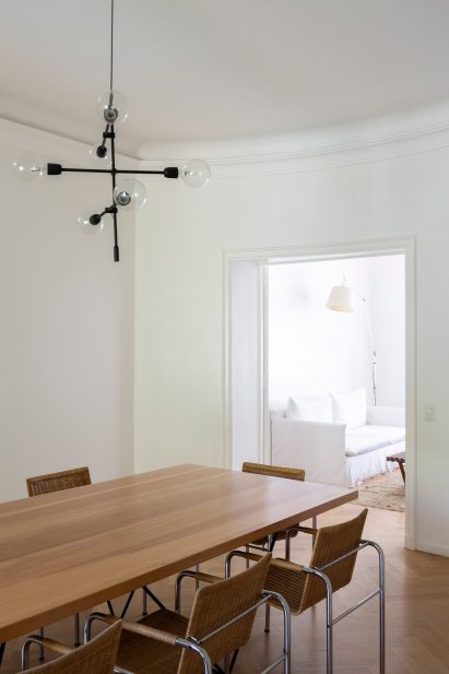 Dining room and lounge in House in Barrio Parque by Torrado Arquitectos