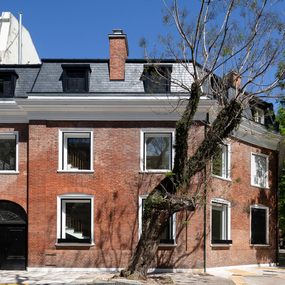 House in Barrio Parque by Torrado Arquitectos