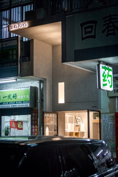 Microcafe joys by Onexn in narrow gap in Shenzhen