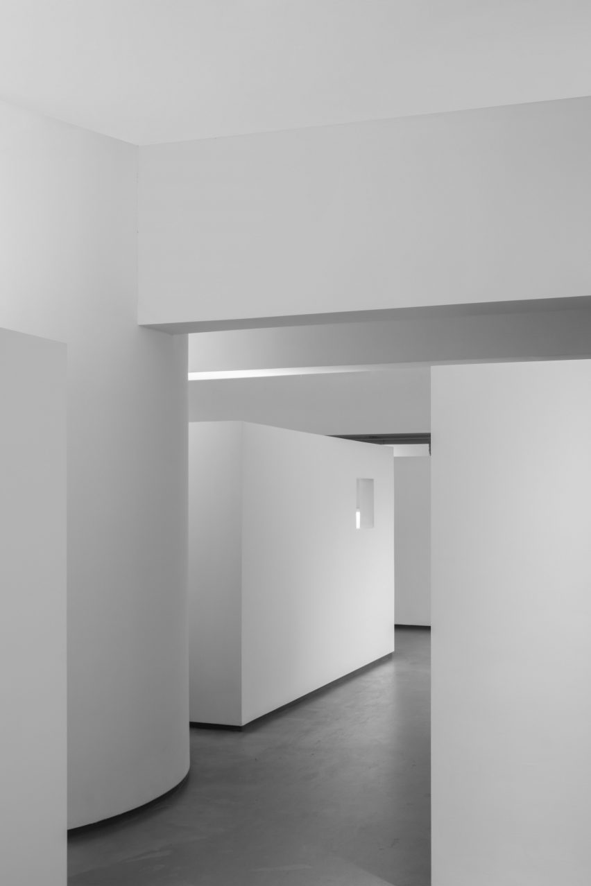 White box workspaces in KCC Office by KCC Design