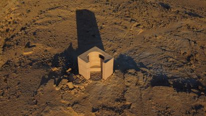 Gitai Architects builds rammed-earth observatory in the Negev desert