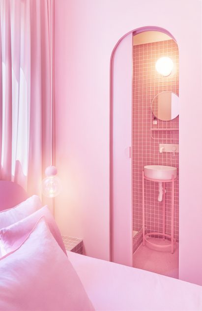 Bathrooms of Minimal Fantasy, a pink apartment in Madrid