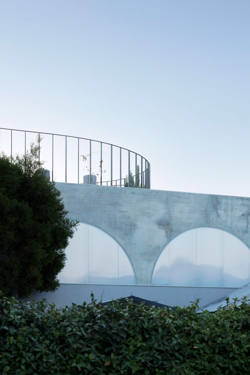 North Perth House by Nic Brunsdon features arched concrete panels