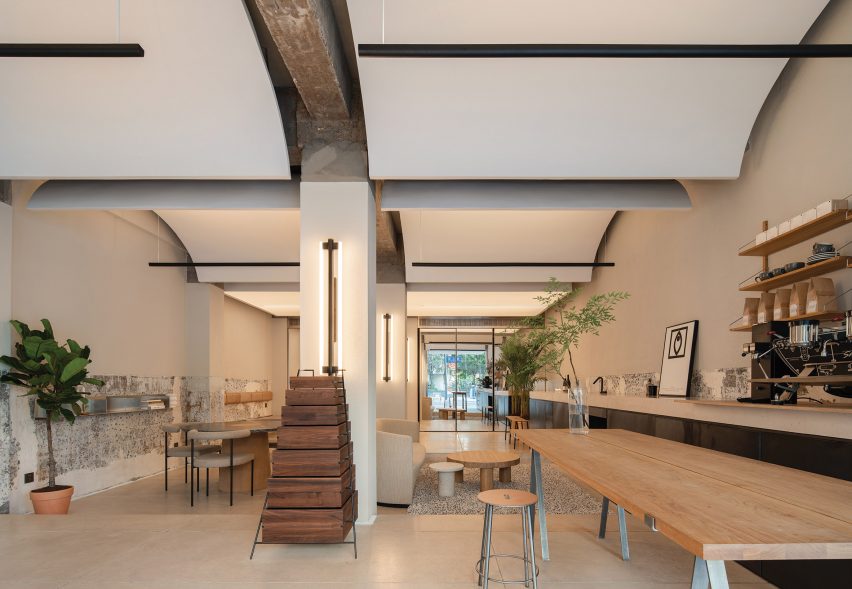 Shop O in Chengdu designed by Office AIO becomes a bar at night