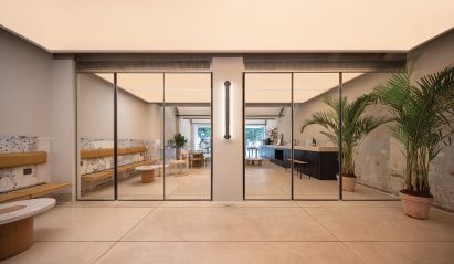 Shop O in Chengdu designed by Office AIO becomes a bar at night