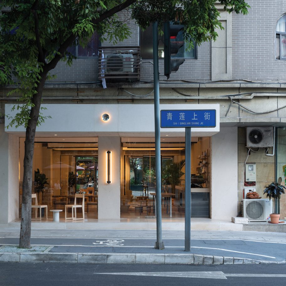 Shop O in Chengdu designed by Office AIO becomes a bar at night
