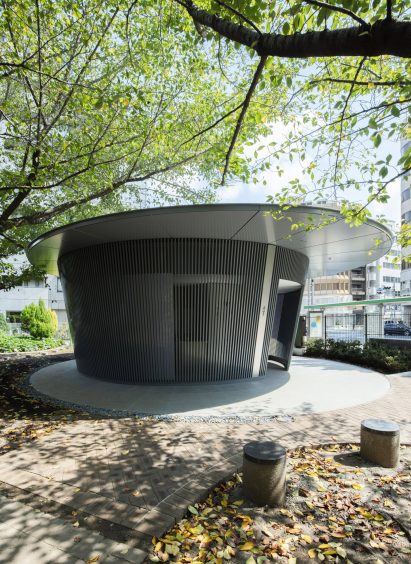 The toilet in Jingu-Dori Park is surrounded by cherry trees