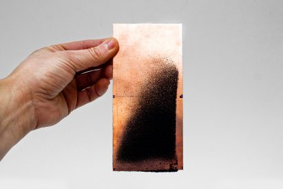 The device uses electrostaticly charged copper plates
