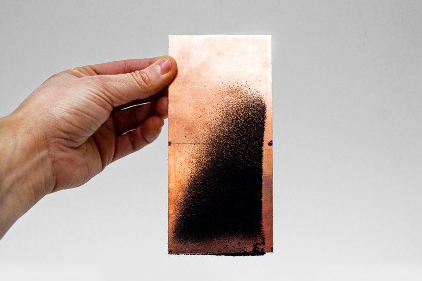 The device uses electrostaticly charged copper plates