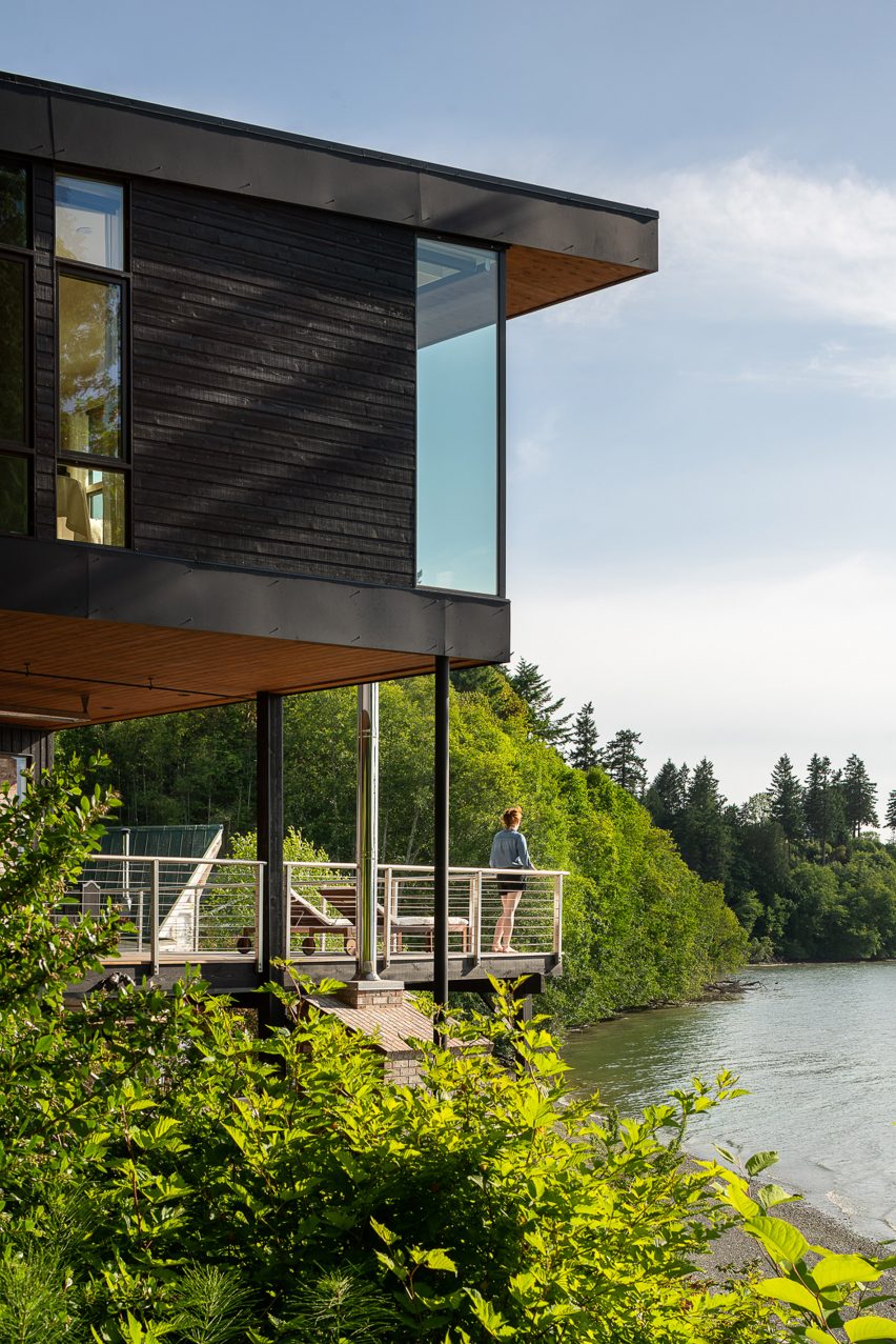 Aldo Beach House extension hovers over beach