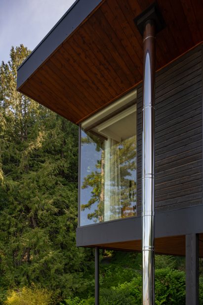 Steel columns lift Aldo Beach House extensions