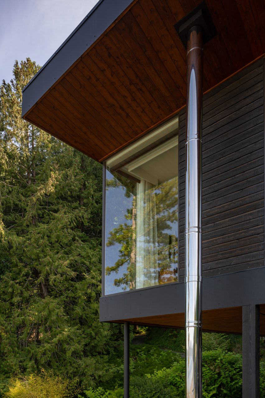 Steel columns lift Aldo Beach House extensions