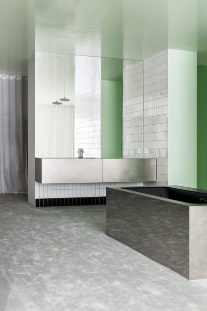 Mirrored steel bath