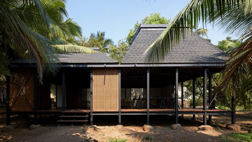 Steel and timber frame of Mumbai Artist Retreat by Architecture Brio in Alibag, India