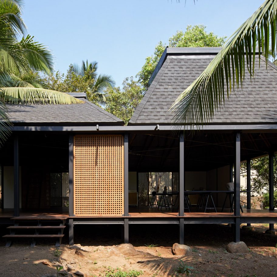 Steel and timber frame of Mumbai Artist Retreat by Architecture Brio in Alibag, India