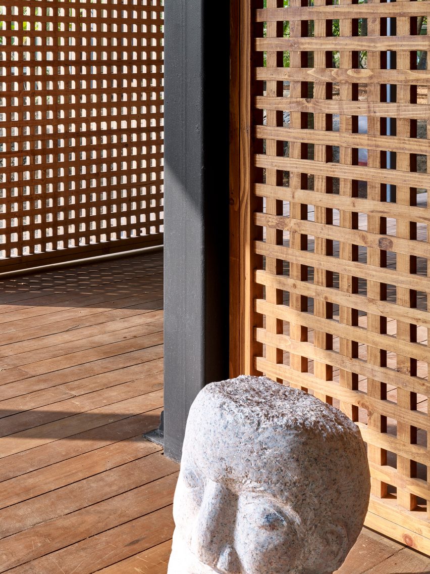 Timber screens of Mumbai Artist Retreat by Architecture Brio in Alibag, India