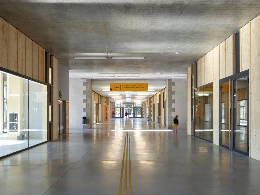 Hallway in Ateliers des Capucins by Atelier L2