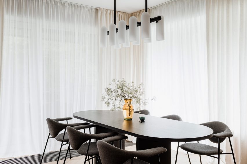 Dining area of Botaniczna Apartment by Agnieszka Owsiany Studio