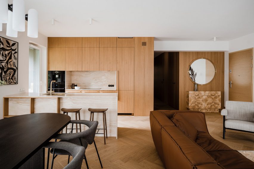 Oak and marble kitchen of Botaniczna Apartment by Agnieszka Owsiany Studio