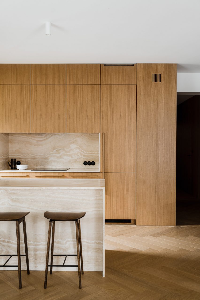 Oak and marble kitchen of Botaniczna Apartment by Agnieszka Owsiany Studio