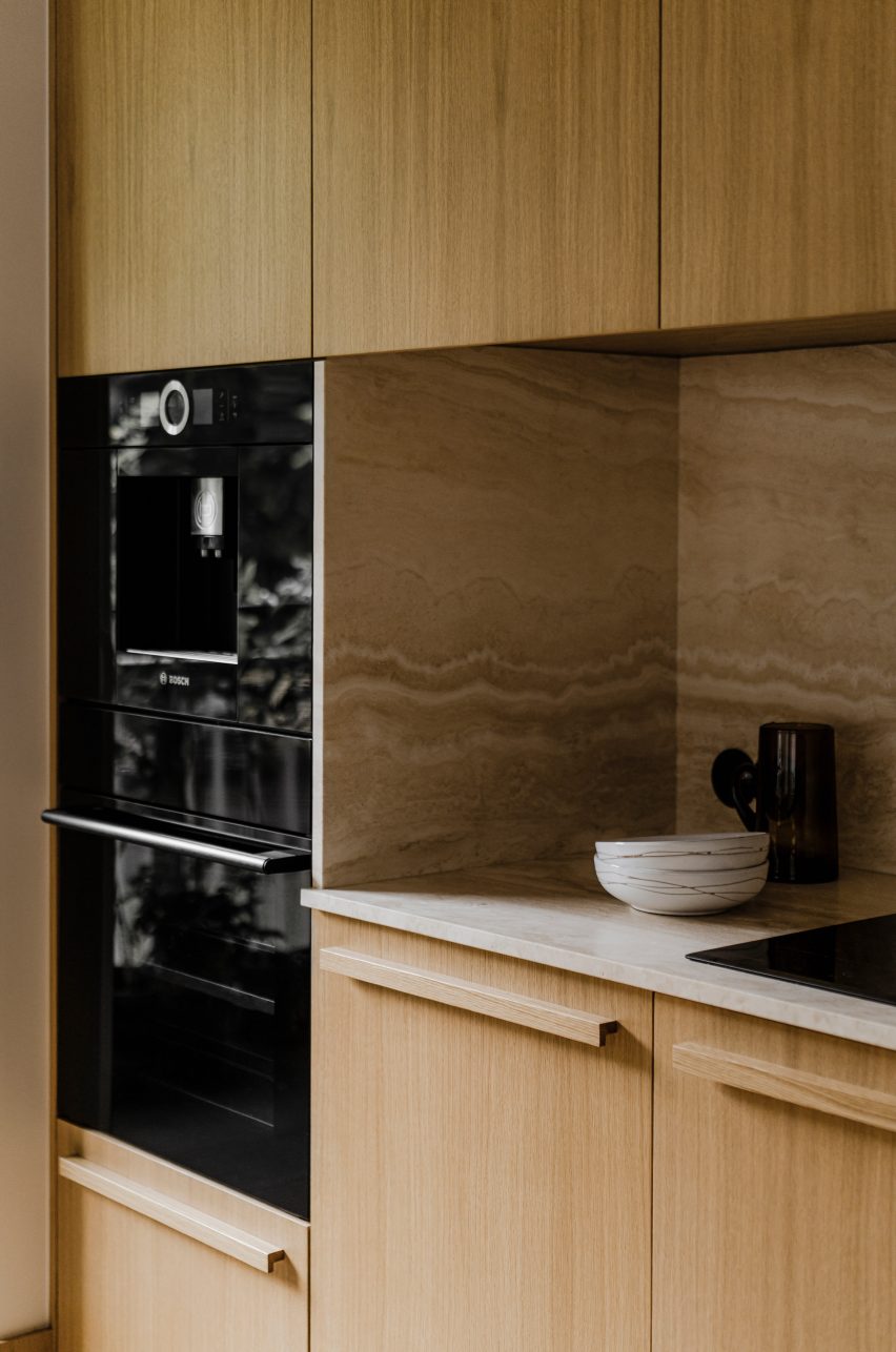 Oak and marble kitchen of Botaniczna Apartment by Agnieszka Owsiany Studio