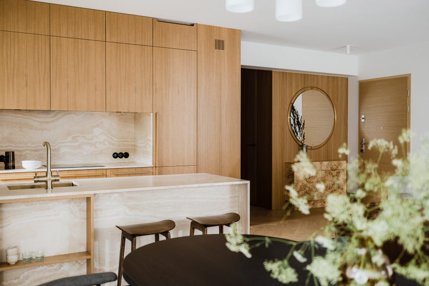 Oak and marble kitchen of Botaniczna Apartment by Agnieszka Owsiany Studio