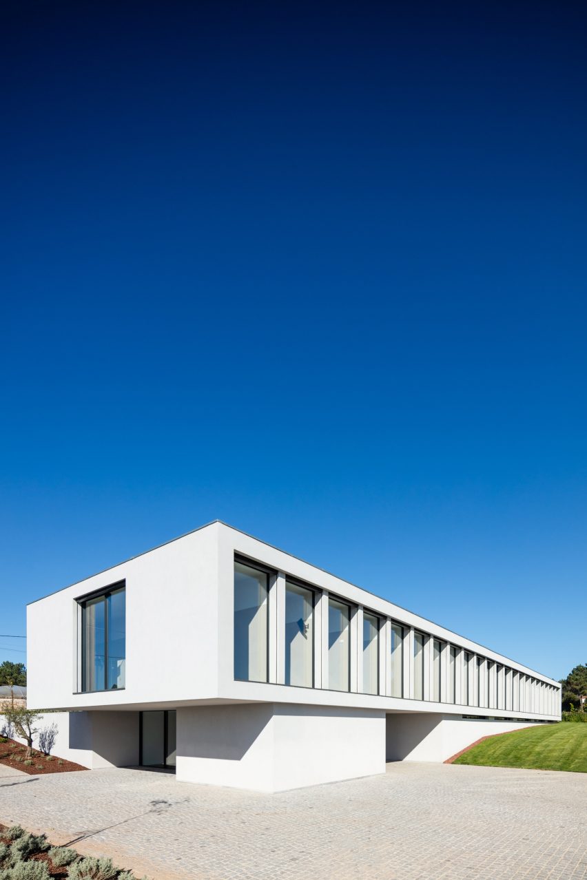 Canine and feline hotel by Raulino Silva Arquitecto