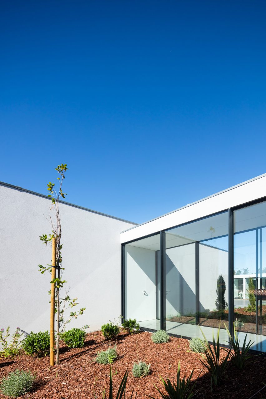 Exterior of Canine and feline hotel by Raulino Silva Arquitecto