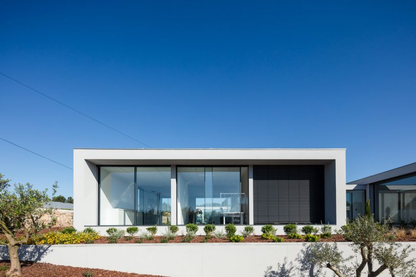 Exterior of Canine and feline hotel by Raulino Silva Arquitecto