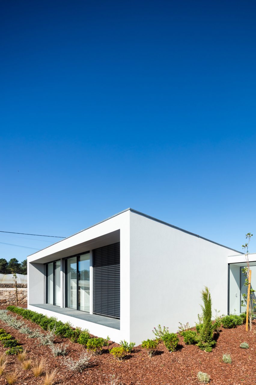 Exterior of Canine and feline hotel by Raulino Silva Arquitecto