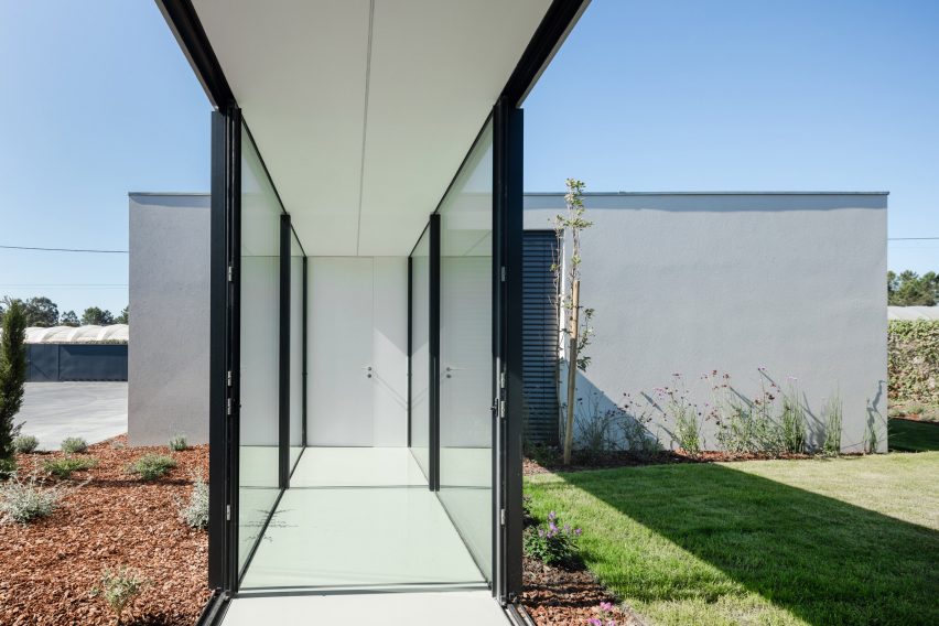 Corridor Canine and feline hotel by Raulino Silva Arquitecto