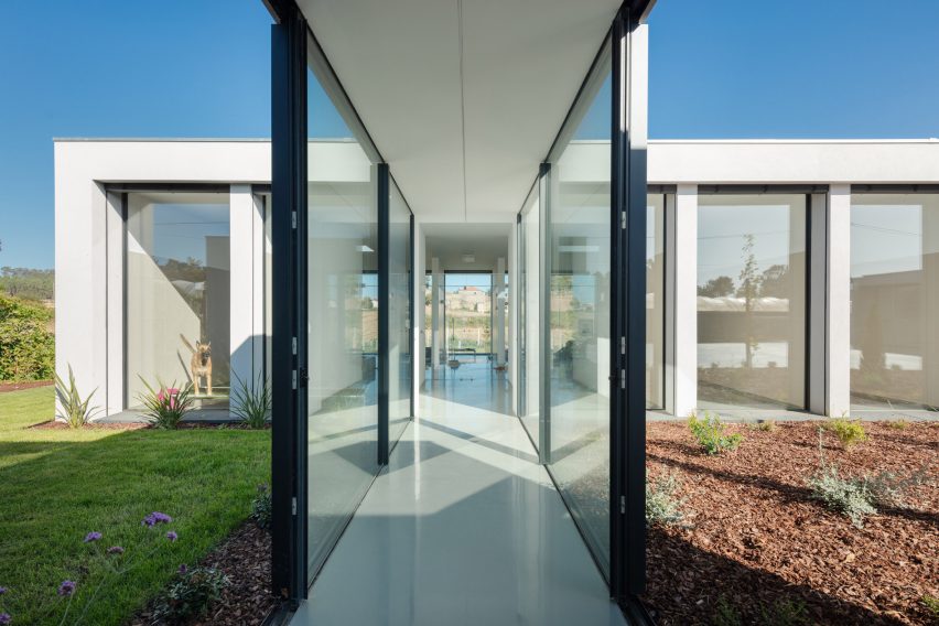 Corridor of Canine and feline hotel by Raulino Silva Arquitecto