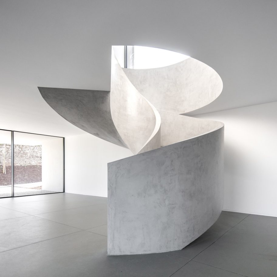 Spiral staicase of Canine and feline hotel by Raulino Silva Arquitecto