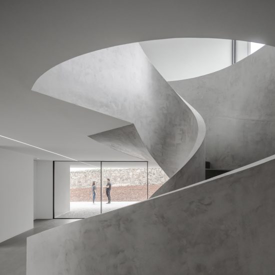 Spiral staircase of Canine and feline hotel by Raulino Silva Arquitecto