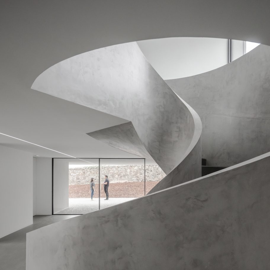 Spiral staircase of Canine and feline hotel by Raulino Silva Arquitecto