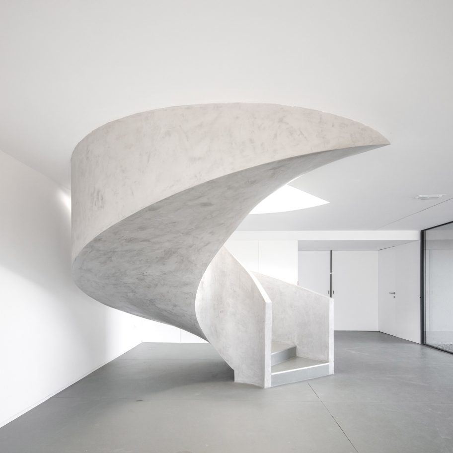 Spiral staircase of Canine and feline hotel by Raulino Silva Arquitecto